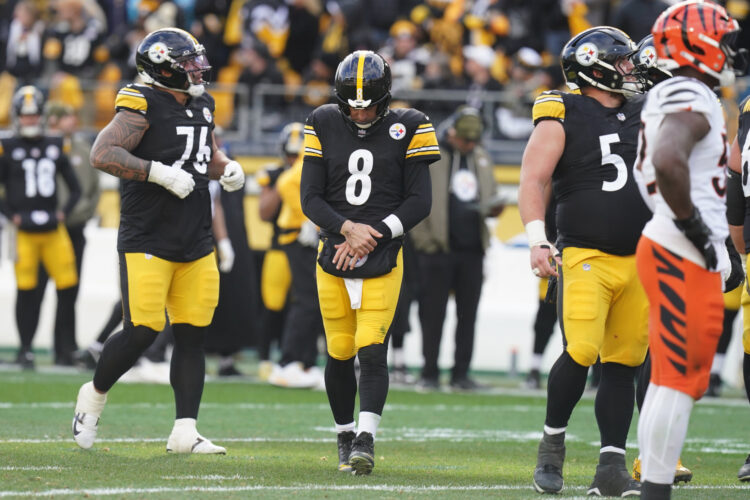 Steelers QB Rodgers could still play with broken wrist